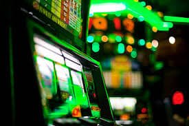 Myanmar ကစားသမား EUOBET အားကစားလောင်းကစား Platform တွင် Football Odds ကြည့်ရှုနေသည့် မြင်ကွင်း