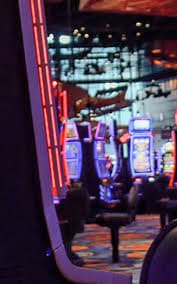 EUOBET ဘင်ဂို Live Room Myanmar ကစားသမားများ Bingo Card ကိုင်ပြီး ဂဏန်းများ ကြည့်ရှုနေသည့် မြင်ကွင်း